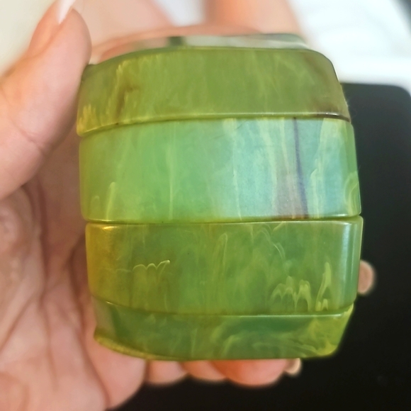 Vintage Green Bakelite Stretch Bracelet - Picture 4 of 5